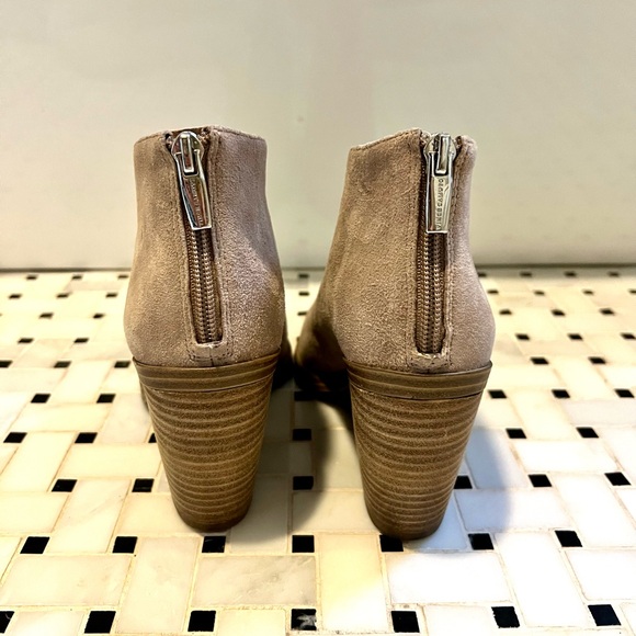 Hardly ever wore! Vince Camuto Cream/Light Taupe Suede Booties Size 7.5. - Picture 2 of 5